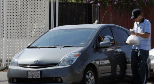 Още през 2006 г. Леонардо ди Каприо си купува Toyota Prius и описа новия тогава хибриден автомобил като „стъпка в правилната посока“. Веднага е охулен от десницата като един от „либералните холивудски елити“.